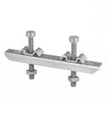 Attache de fixation double caillebotis