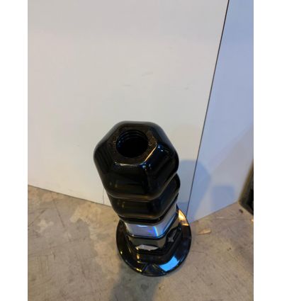 Balise autorelevable hexagonale de type potelet