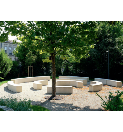 Banquette extérieure courbée en béton