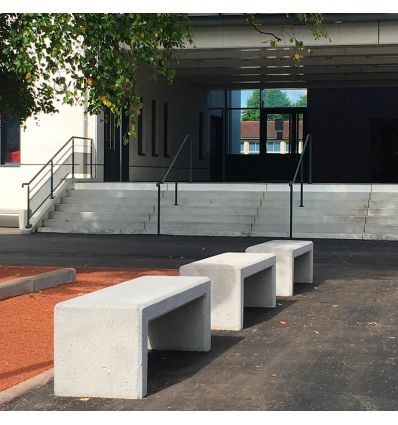 Banquette publique extérieure en béton