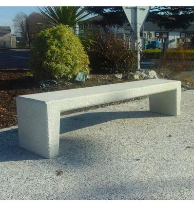 Banquette publique extérieure en béton