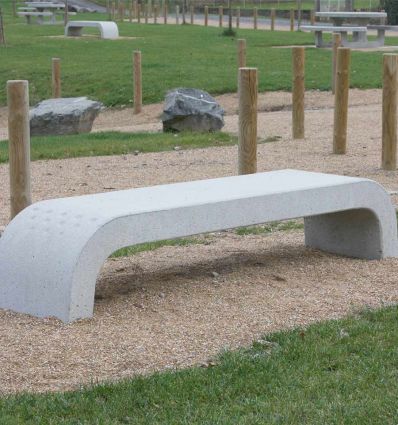 Banquette urbaine arrondie en béton