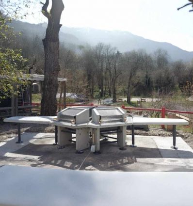 Barbecue urbain 2 à 4 foyers avec mobilier