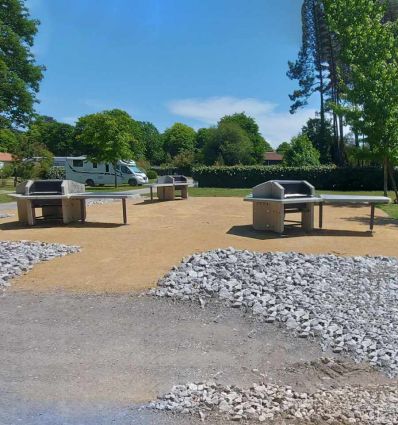 Barbecue urbain 2 à 4 foyers avec mobilier