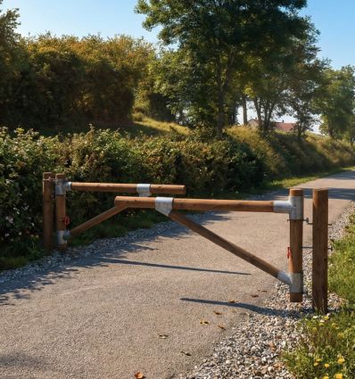 Barrière Pivotante bois double battant chicane