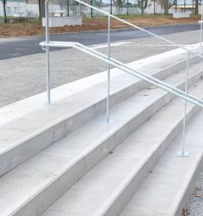 Bloc marche en béton collectivité