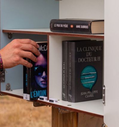 Boîte à livres en stratifié compact