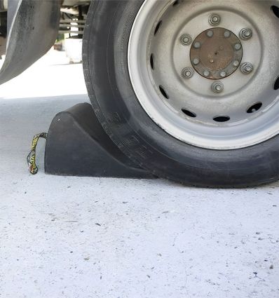 Cale roue caoutchouc pour poids lourds