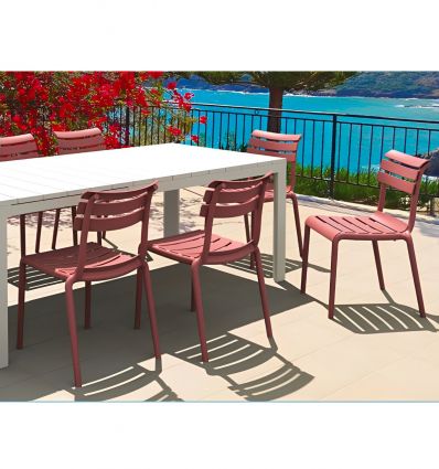 Chaise terrasse restaurant avec des lattes