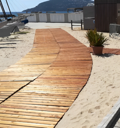 Chemin de plage en bois