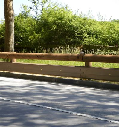 Écran de protection moto pour glissière de sécurité bois