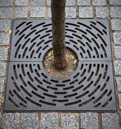 Grille d'arbre en fonte carré normée PMR