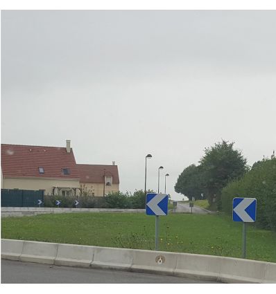 J4 - Balise virage à chevrons blanc et bleu