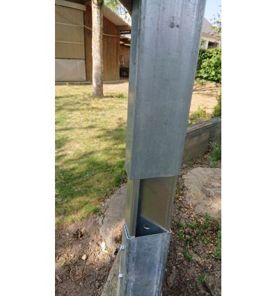 Jonction d'assemblage pour poteaux carrés et rectangulaires