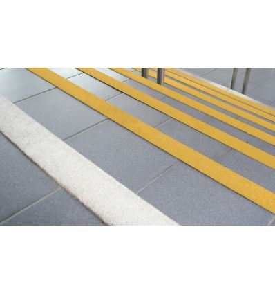 Nez de marche antidérapant haute visibilité 55 x 55 mm Extérieur et Intérieur