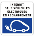Panneau d'interdiction de stationner sauf véhicules électriques en rechargement