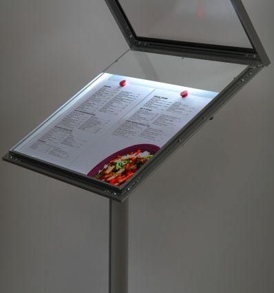 Porte menu sur pied en alu argenté 2 x A4