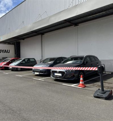 Poteau de guidage à roulettes
