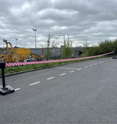 Poteau de guidage à roulettes