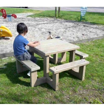 Table extérieure pour enfant en plastique recyclé