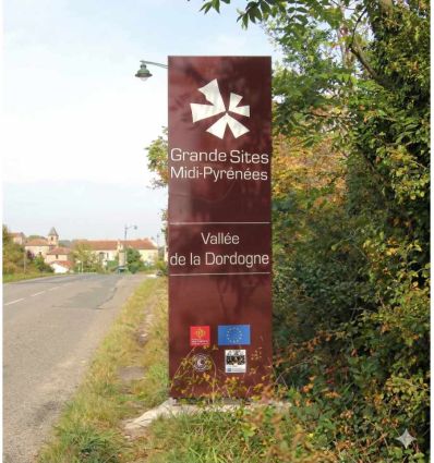 Totem Publicitaire Extérieur Monobloc Économique