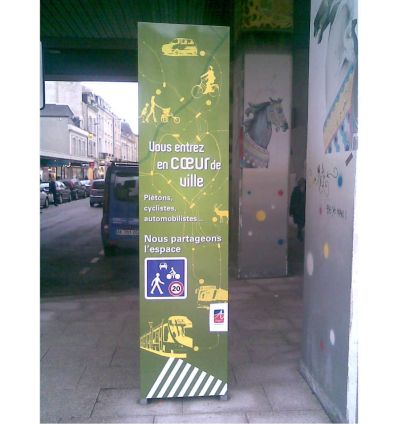 Totem Publicitaire Extérieur Monobloc Économique