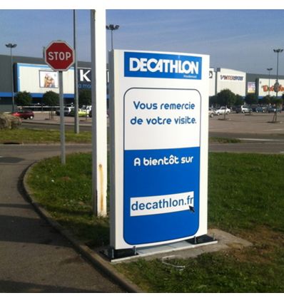 Totem Publicitaire Extérieur Monobloc Galbé